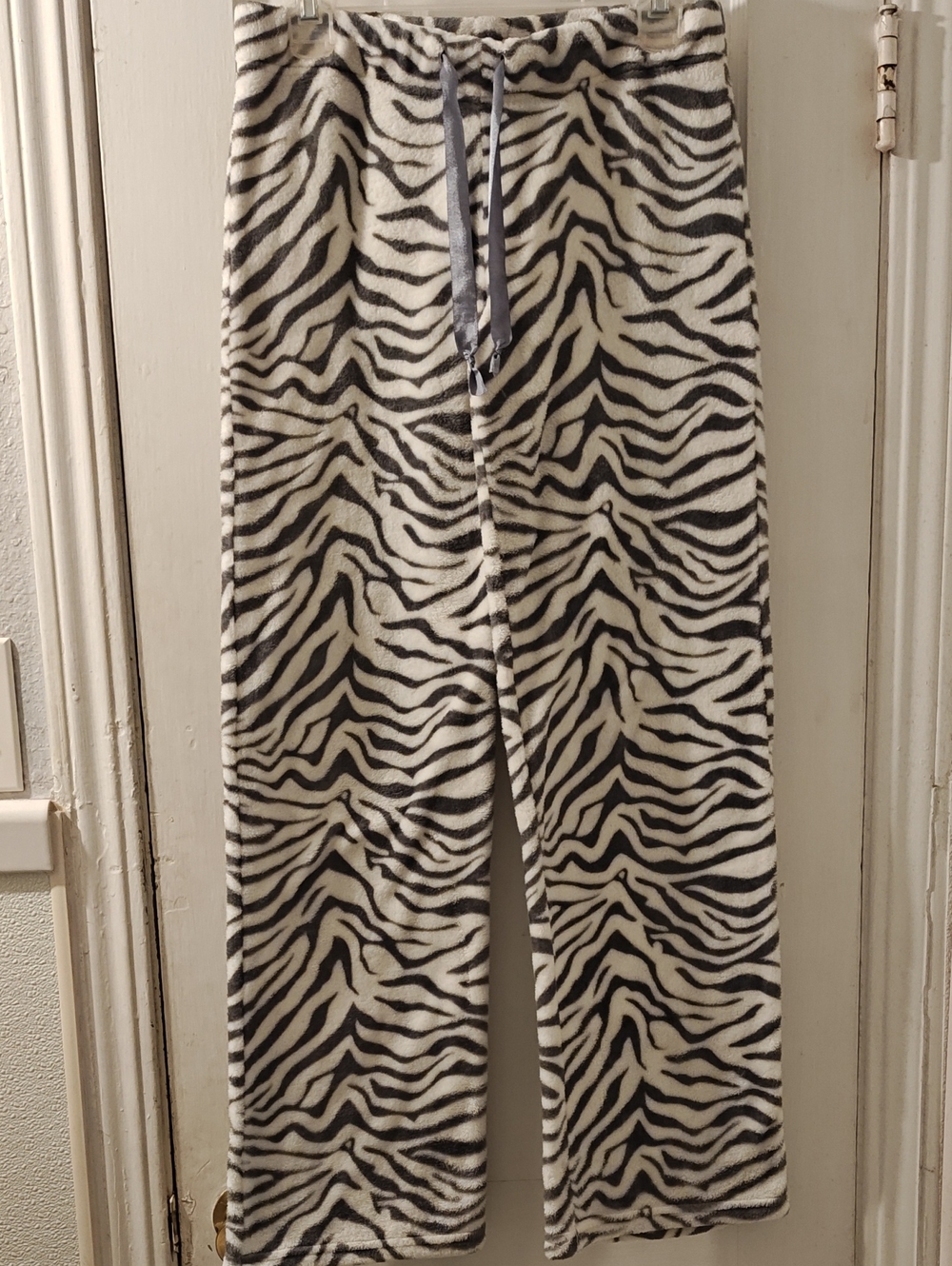 KC Cozy Gray & White Zebra Print Lounge Pants, Size Large.